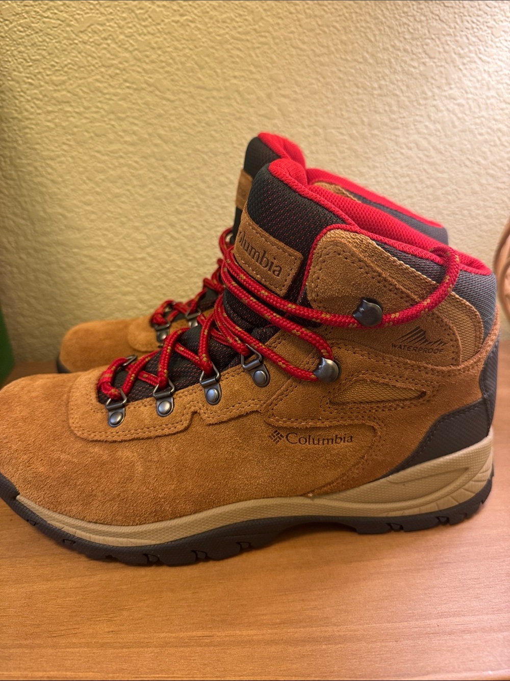 NEW Columbia hiking books size 10